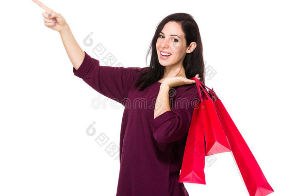 女人拿着<strong>购物</strong>袋，手指向上