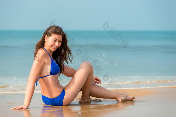 美丽的女孩在海边度假