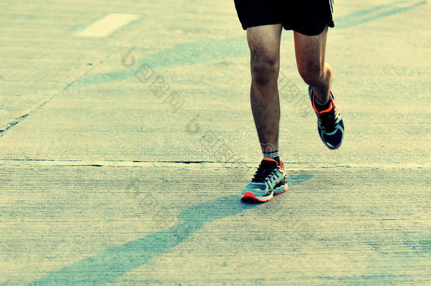在马拉松比赛中，人们踏上城市道路