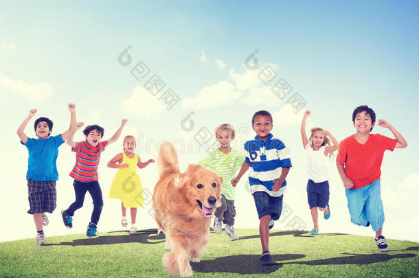 <strong>儿童儿童</strong>乐趣夏季宠物狗友谊概念