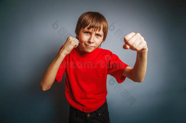 十岁的欧洲男孩表现出拳头