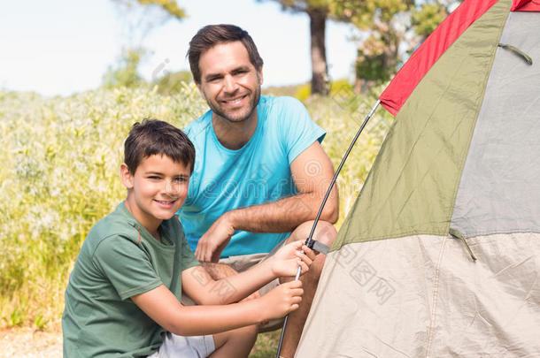 父亲和儿子搭帐篷