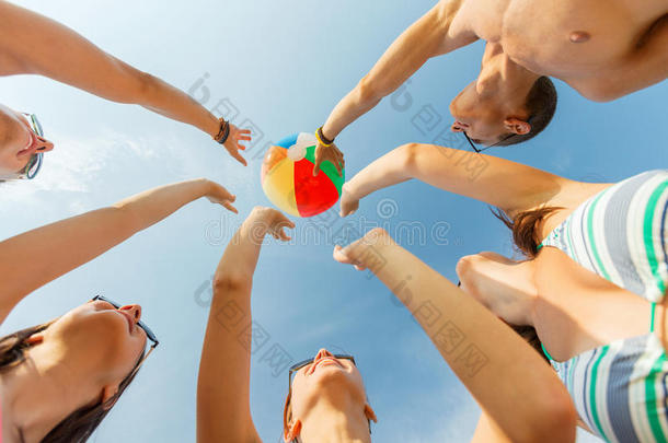 夏日沙滩上微笑的朋友圈
