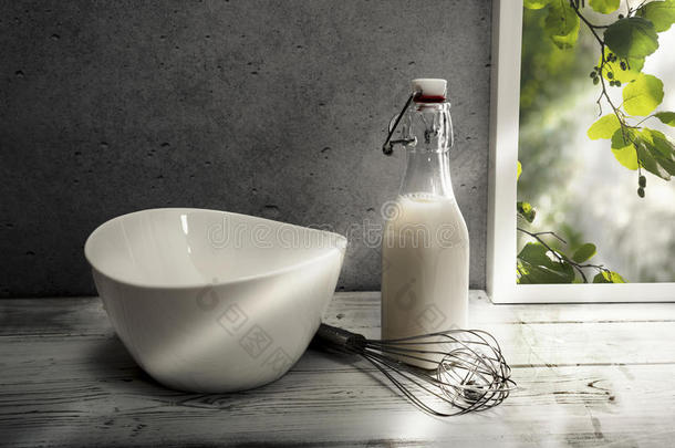 新<strong>鲜牛奶</strong>，奶油瓶，碗和钢丝打蛋器在窗台上