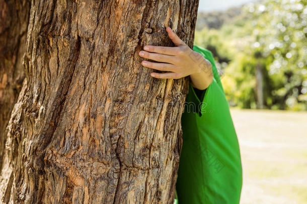 环保活动家拥抱一棵树