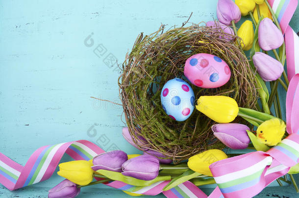 复活节背景与波尔卡点复活节鸡蛋在鸟巢