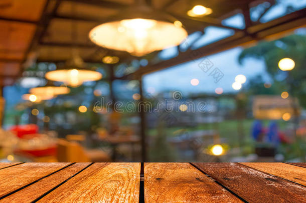 空木桌和咖啡店模糊背景与Bokeh图像