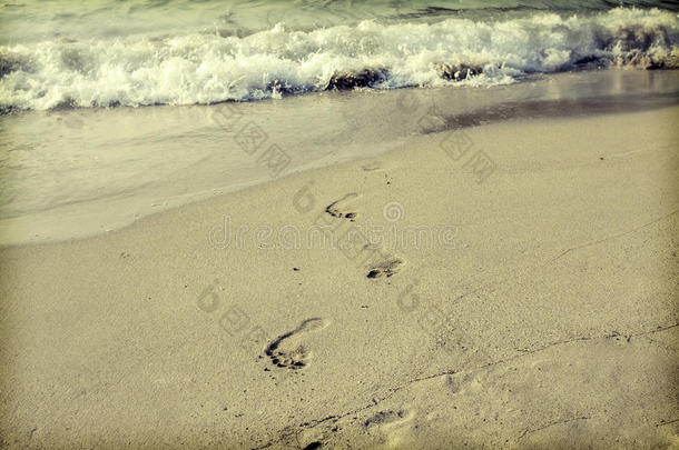 沙滩上的脚步声