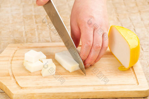 把奶酪切成立方体