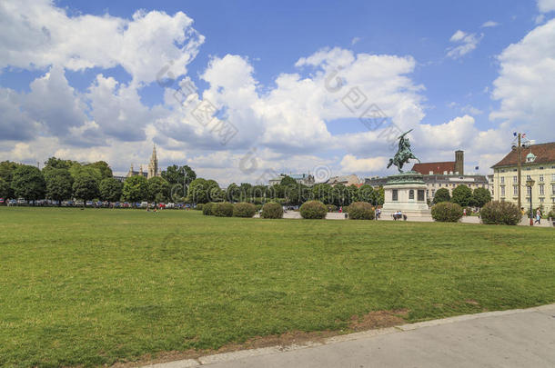 奥地利，维也纳，风景的历史宫殿和雕塑纪念碑与一匹马在维也纳2014年7月23日-照片纳塔利亚