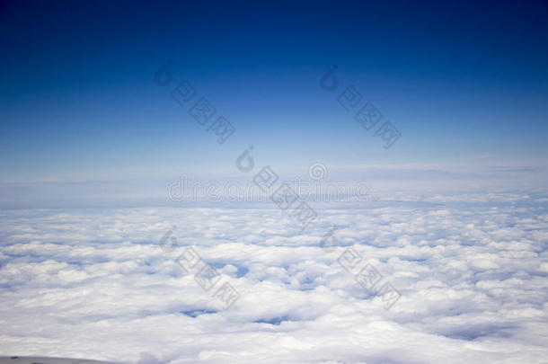 从飞机上看，在白色无尽的云彩上，蓝天