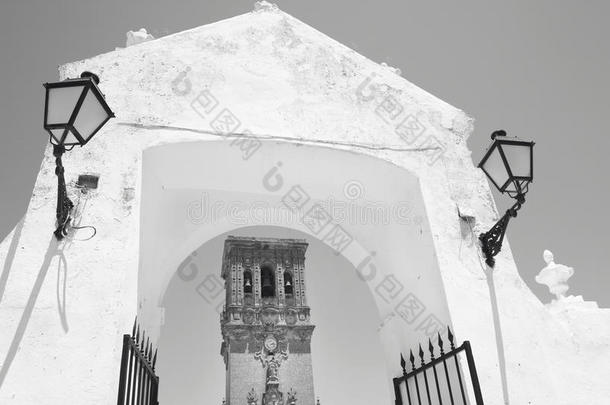 安达卢西亚传统立面和拱形灯具。 西班牙