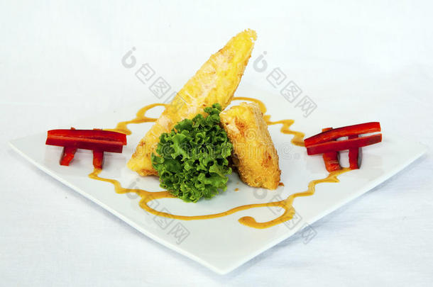 焦沙，一种秘鲁菜，由土豆泥与阿吉（辣椒）和石灰混合，并装满蔬菜(玉米，豌豆