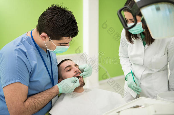 牙医对病人做牙科治疗