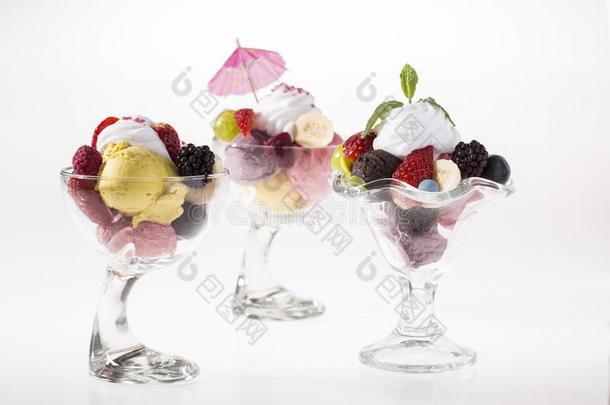 五颜六色的冰淇淋杯，水果，为炎热的夏天