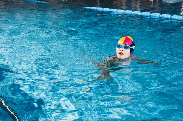 游泳池上的活动，小男孩游泳健身