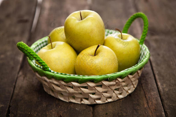 新鲜的苹果和新鲜的苹果放在木桌上