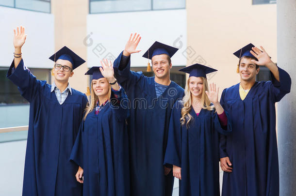 一群笑容满面的学生坐在停机坪上