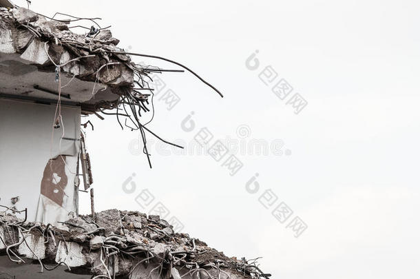 建筑废墟被摧毁，城市景象。