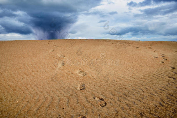 脚印在沙子上