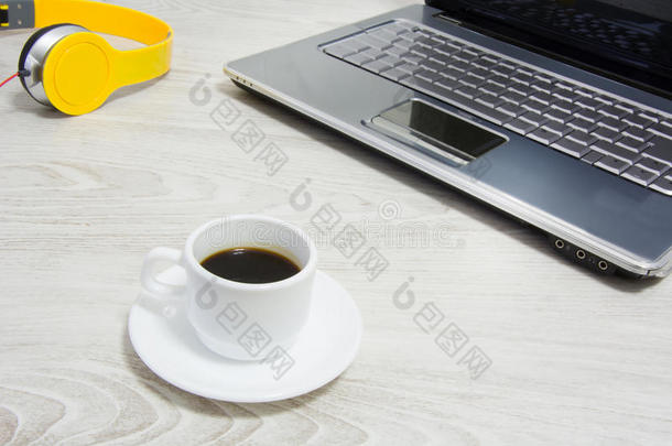 咖啡杯子书桌饮品耳机