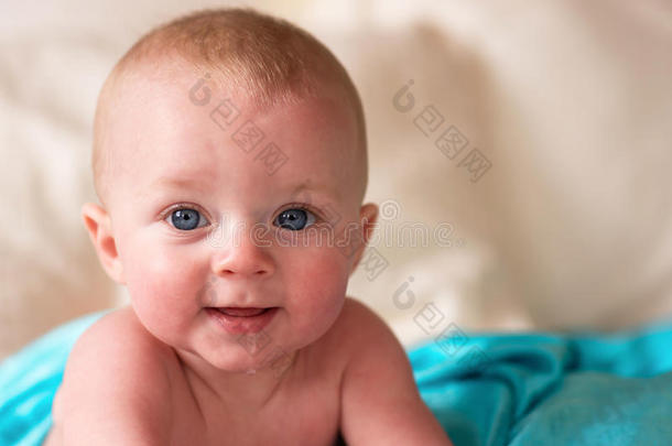 特写肖像，年轻的蓝眼睛婴儿男孩，男孩子