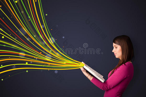 一个年轻漂亮的女人在看书，<strong>书中有</strong>五颜六色的台词