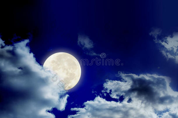 大满月和乌云在黑暗的天空中，月亮在云的后面作为背景