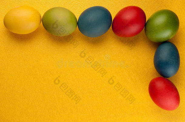 彩色复活节彩蛋装饰在彩色背景上