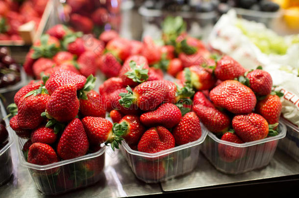 市场摊位上有草莓的盒子西班牙巴塞隆纳斯市