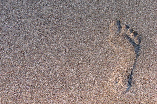 海滩上的脚印。