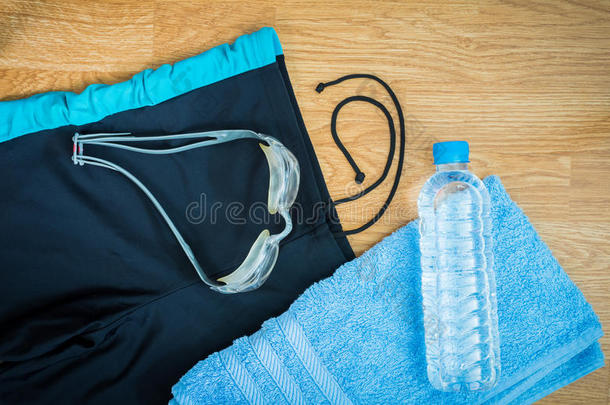 眼镜和泳裤，水瓶，毛巾