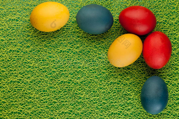 彩色复活节彩蛋装饰在彩色背景上
