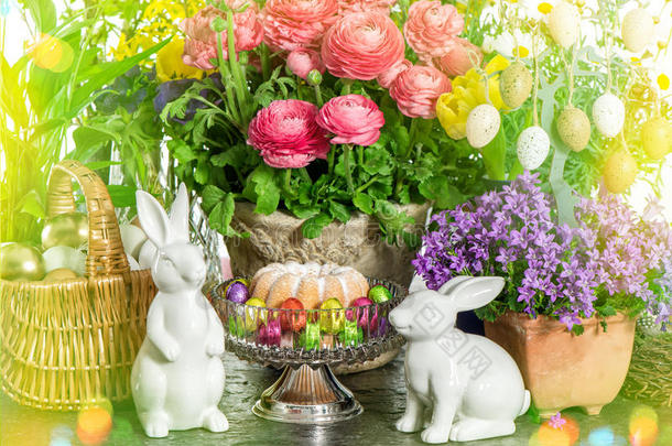 复活节蛋糕，春花，鸡蛋和兔子。 光线泄漏