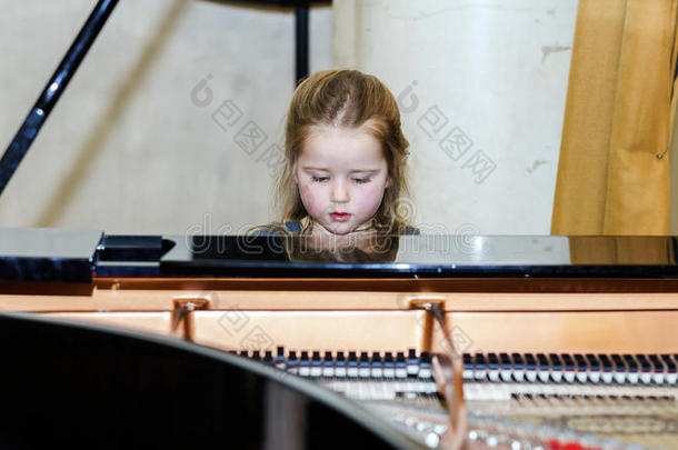 可爱的小女孩在弹<strong>钢琴</strong>
