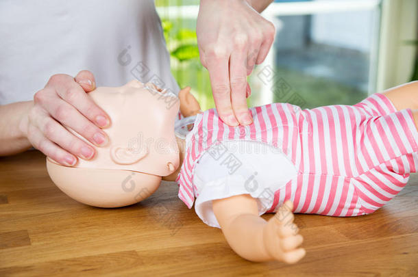 婴儿CPR单手压缩