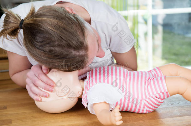 婴儿CPR检查呼吸迹象