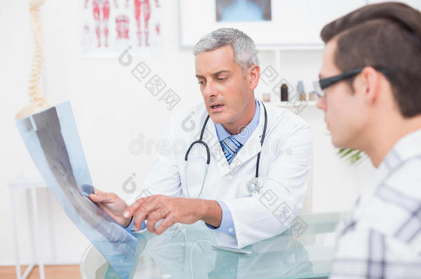 医生给他的病人看X光片