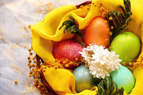 复活节鸡蛋在篮子里，用不同的颜色涂上<strong>珠光</strong>