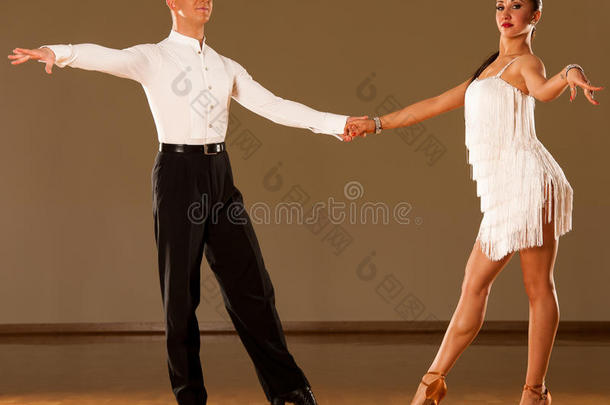 拉丁舞情侣在行动-跳舞野生桑巴舞