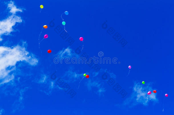 五颜六色的气球高高地在天空中