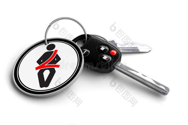 钥匙圈上有安全带标志的汽车钥匙。 扣车安全的概念。。