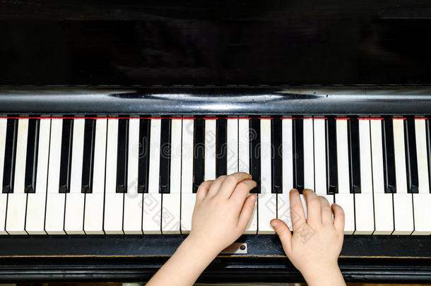 女孩的手和<strong>钢琴</strong>键盘特写视图