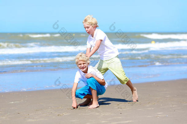 积极的海滩美丽的男孩兄弟<strong>情谊</strong>