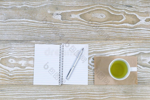 办公室桌面上的绿茶饮料