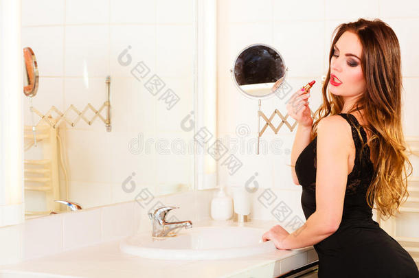 浴室里有<strong>口红的</strong>漂亮女人。