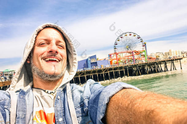 英俊的男人在加州圣莫尼卡码头自拍