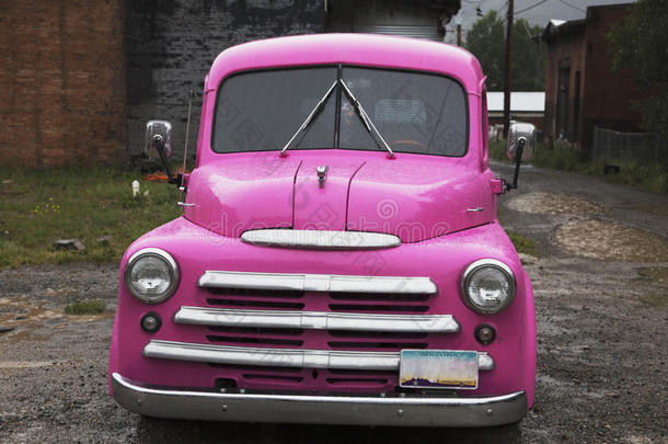 古董紫色卡车在雨，银顿，科罗拉多州，美国