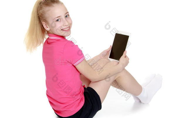 女孩坐在平板电脑或电子书上