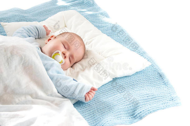 宝贝睡在蓝色的毯子上
